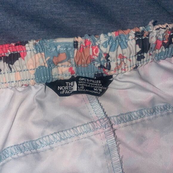 The North Face shorts  - Picture 4 of 6